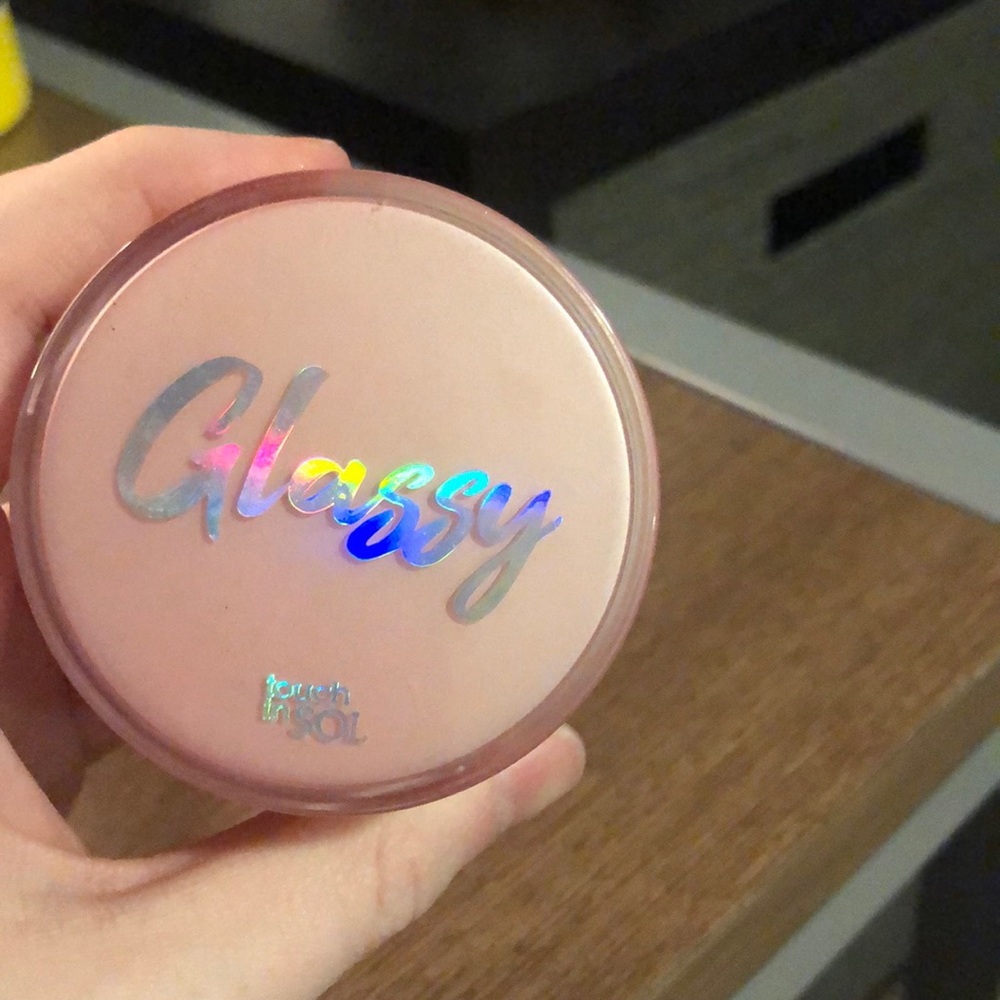 touch in SOL Primer “Glassy Skin Balm”